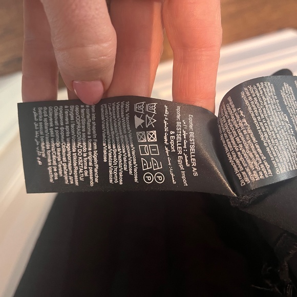 Black mini-dress with lace trim - Picture 5 of 9